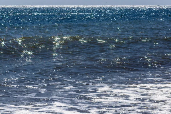 Deslumbramiento Solar Forma Estrellas Onda Del Mar Olas Mar Chispeantes — Foto de Stock