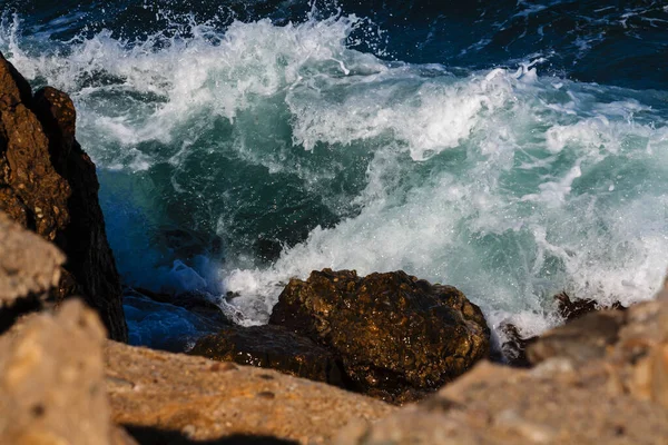 Onde Surf Break Sulle Rocce Costiere Con Schiuma Spray — Foto Stock