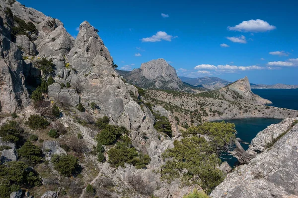 Sudak kenti ve Novy Svet köyü yakınlarındaki Karadeniz 'in Kırım kıyıları.