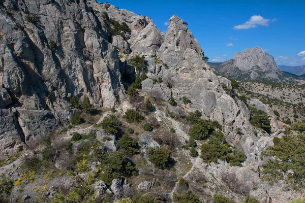 Sudak kenti ve Novy Svet köyü yakınlarındaki Karadeniz 'in Kırım kıyıları.