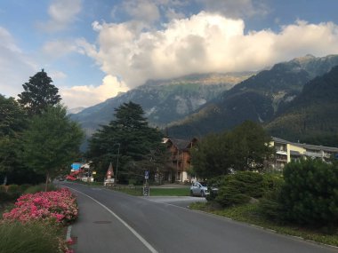 Interlaken şehrinde yürü