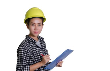 Asyalı kadın mühendisler ve teknisyenler yönetim kurulu listesinde kontrol ediyor