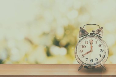 Retro çalar saat ahşap masa doğası ve yeşil bo Vintage