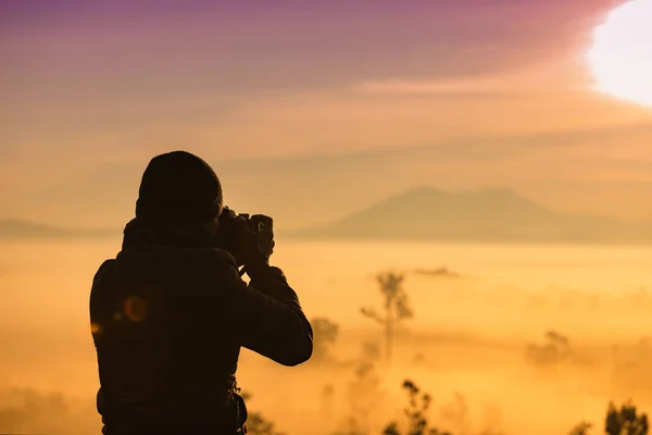 Silhouette der asiatischen Fotografie nehmen Sie ein Foto von schönem Gold — Stockfoto
