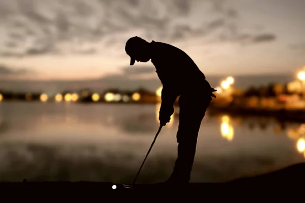 Sylwetka golfistów hit zamiatania i zachować pole golfowe latem zrelaksować się razem — Zdjęcie stockowe