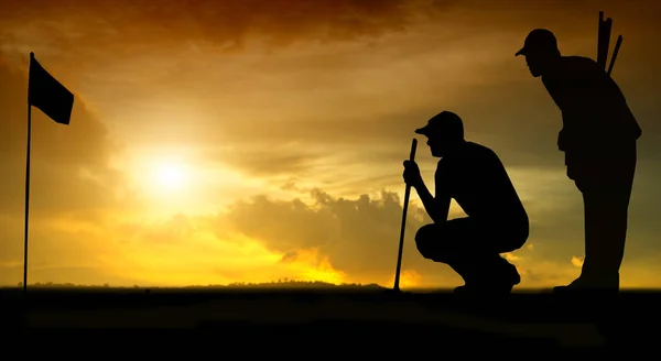 Silueta de golfistas golpear barriendo y mantener campo de golf en el verano para relajarse —  Fotos de Stock