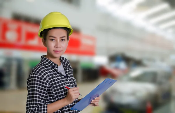 Ingénieurs et techniciens asiatiques vérifient la liste sur le site de construction — Photo