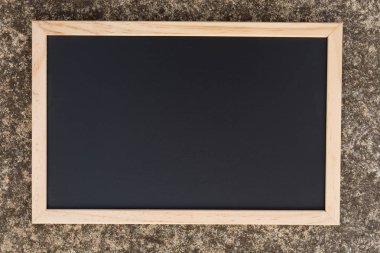 Beton duvar arka plan üzerinde boş bir okul siyah tahta.