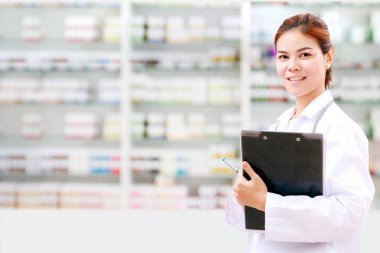 Eczacı kimyager ve Sağlık kadın Asya stethoscop ile doktor