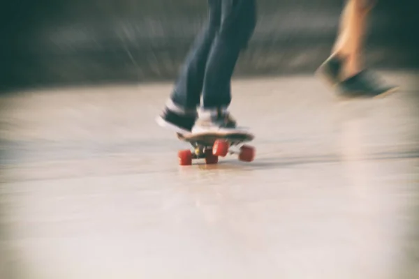 Rozmazání filmu skateboardista na stěně — Stock fotografie