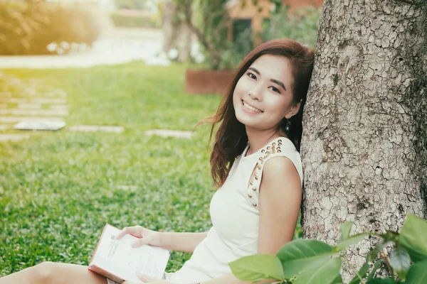 Mujer asiática leyendo un libro en el jardín para relajarse, vintage —  Fotos de Stock