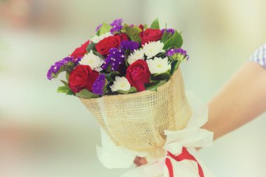 bir buket gül el Valen için tutan kadın yumuşak odak