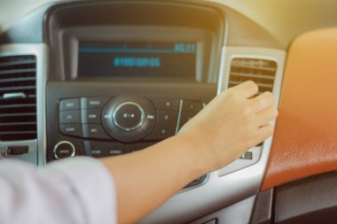 Kadınların elleri taraftan ayarlanabilen havalandırma Araba, seçici odak vardır