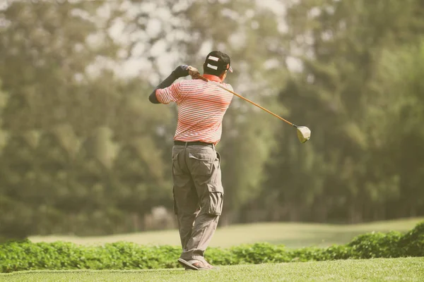 ゴルファーは、抜本的なヒットし、rel の夏にゴルフコースを維持 — ストック写真