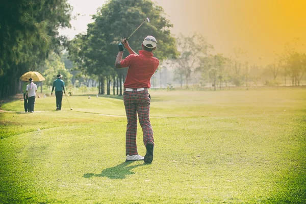 ゴルファーは、抜本的なヒットし、rel の夏にゴルフコースを維持 — ストック写真