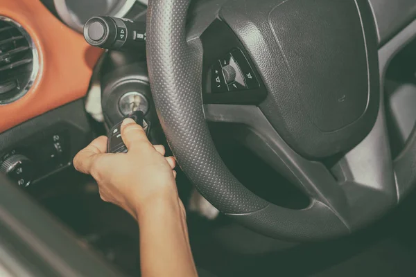 Τα χέρια της γυναίκας κρατούν το κλειδί για την εκκίνηση του αυτοκινήτου, επιλεκτική εστίαση — Φωτογραφία Αρχείου