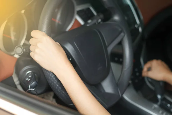 Les femmes asiatiques conduisent des voitures sur la route . — Photo