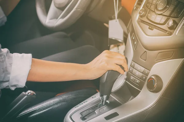 La main de la femme est sur le point de passer à la vitesse supérieure, focalisation sélective sur han — Photo