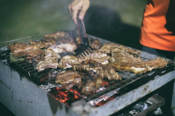 亚洲男子模糊烹饪烧烤 — 图库照片