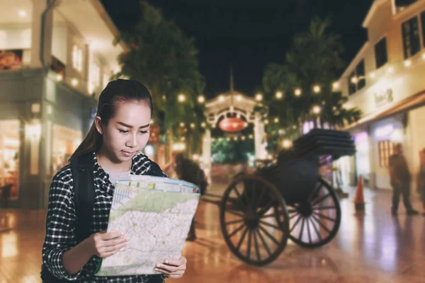 Cestování Asijské žena s batohem a hledáte mapu na město na d — Stock fotografie