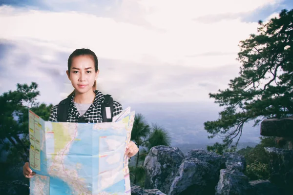 Mulheres asiáticas com mochila desfrutando do pôr do sol no pico da montanha, l — Fotografia de Stock