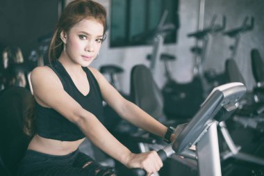 Asya gençler - kadın ve erkek spor yaparken - grup