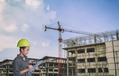  Teftiş ve bluepri tutarak ve çalışma kadınların Asya mühendisi