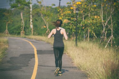 Çalışan kadının bulanık ve yumuşak odak. Kadın koşucu koşu du