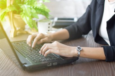 Dizüstü bilgisayar için çalışmıyorsa, yumuşak odak kullanarak Asya iş kadınları