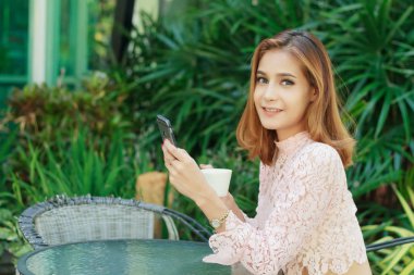 Cep telefonu kullaranarak ve c kahve içme Asya iş kadınları