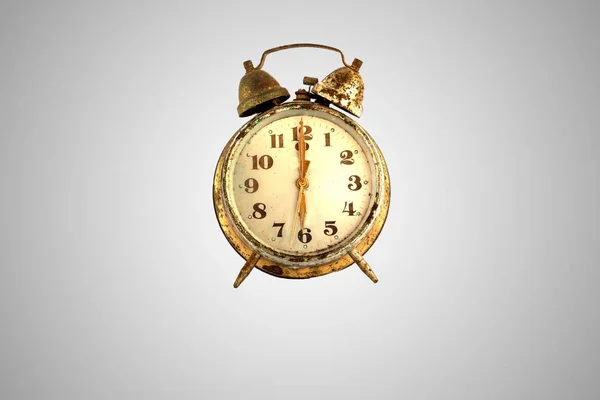 Réveil vintage et alarme dorée vieille et rouille et alarme rétro — Photo