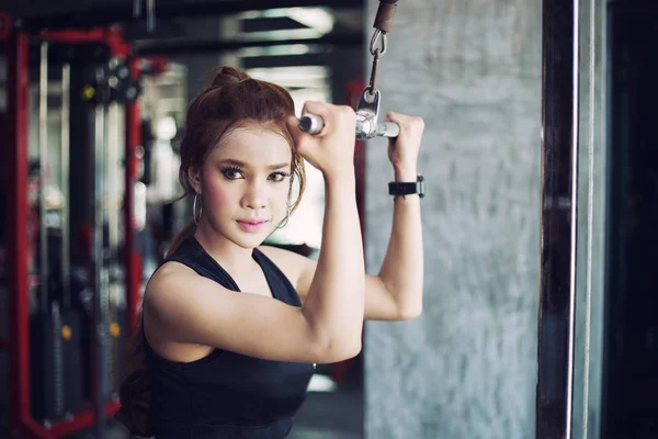 Γυμναστήριο γυναίκα κάνει ασκήσεις στο γυμναστήριο. Fitness - έννοια του h — Φωτογραφία Αρχείου