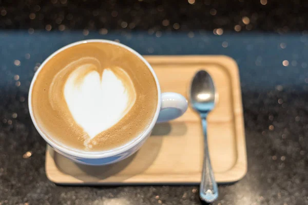 Cappuccino coffee cup på trä bord — Stockfoto