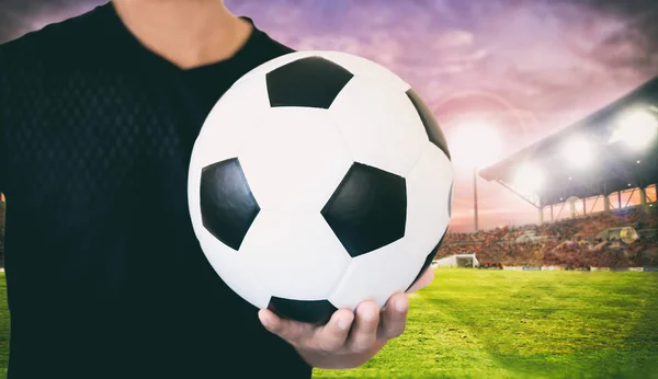 Fotbalový míč a fotbal na trávě na fotbalový stadion na slunci — Stock fotografie
