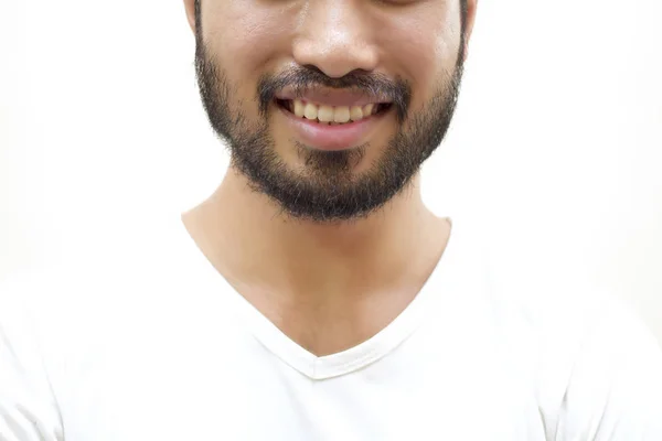 Närbild av asiatiska stilig man med mustasch, leende och laughin — Stockfoto