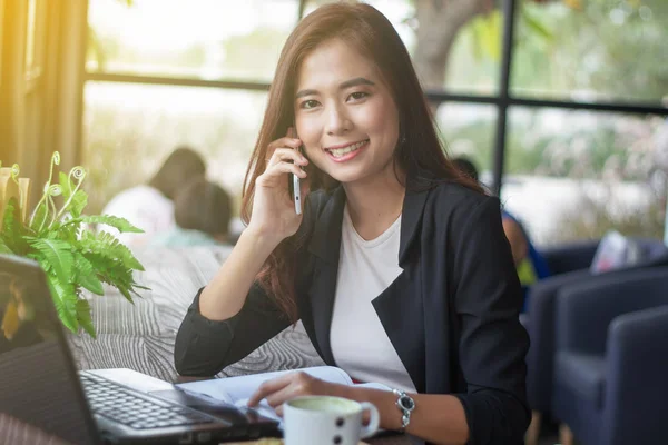 Asiatique femmes d'affaires utilisant ordinateur portable et téléphone intelligent et d'affaires — Photo