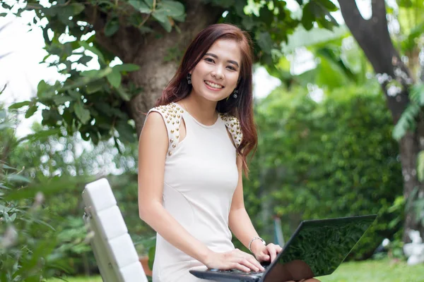 Азиатские деловые женщины с помощью ноутбука и деловых женщин улыбается h — стоковое фото