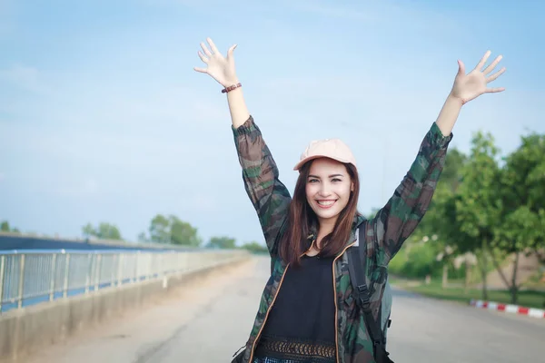 Retrato mujer asiática mochilero sonriendo y feliz . —  Fotos de Stock