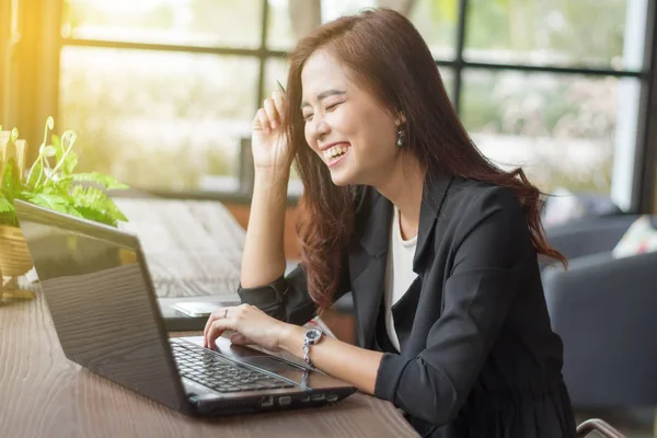 Asiatique femmes d'affaires utilisant ordinateur portable et femmes d'affaires souriant h — Photo