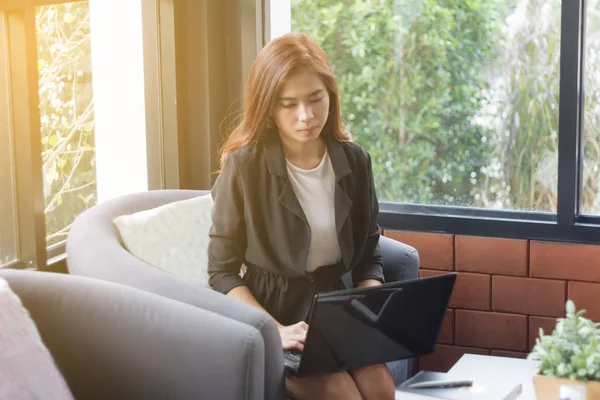Asiatique femme d'affaires en utilisant un ordinateur portable et sérieux au sujet du travail ne — Photo