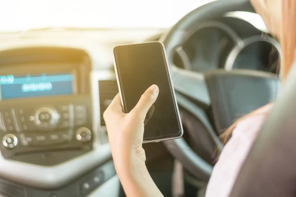 Le donne asiatiche stanno guidando auto e utilizzando uno smartphone sulla strada . — Foto Stock