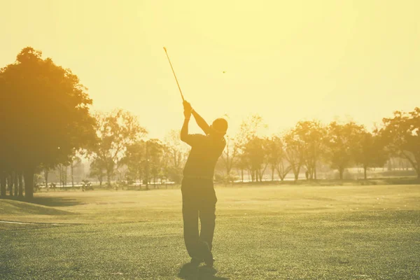 Sylwetki golfistów hit, zamiatanie i zachować pole golfowe w s — Zdjęcie stockowe