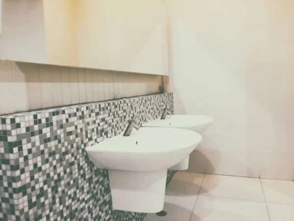 Λευκό λεκάνες μπάνιου και τουαλέτας εσωτερικά με γρανιτένια πλακάκια — Φωτογραφία Αρχείου