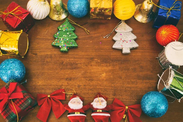 Ευτυχισμένο το νέο έτος και χριστουγεννιάτικα στολίδια για το χριστουγεννιάτικο δέντρο wit — Φωτογραφία Αρχείου