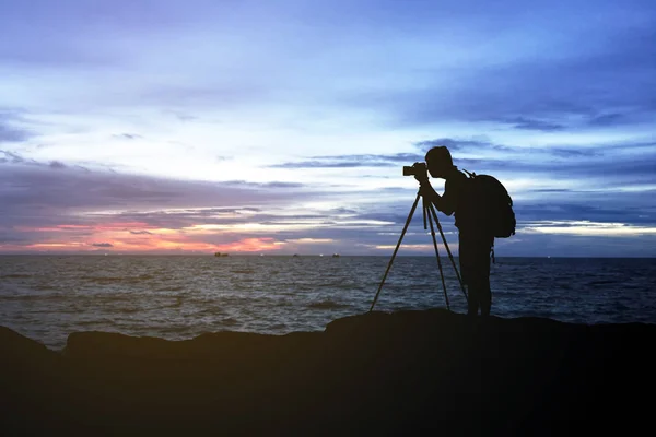 Silhouette d'homme photographie sur montagne et mer au coucher du soleil — Photo