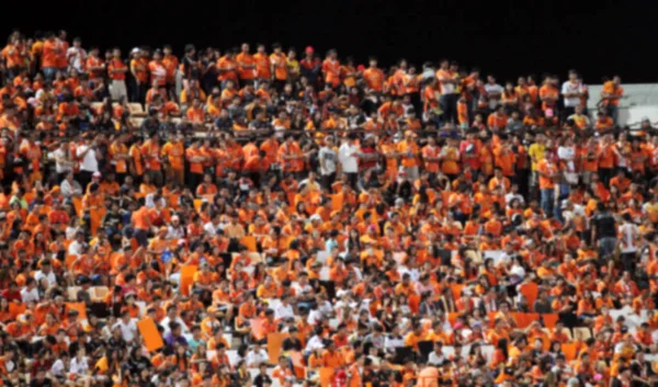 Borrosa de fanáticos del fútbol en un partido y espectadores en el estadio de fútbol — Foto de Stock