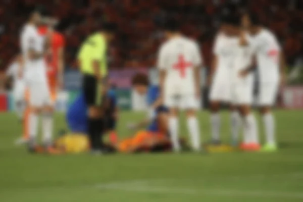 Foltos orvosok és a játékvezető a sérült játékos a labdarúgó m — Stock Fotó