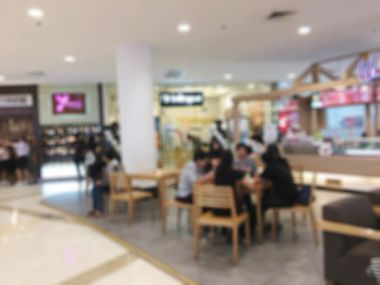 Kahve içme ve bir kafeye konuşan insanlar oturup, bulanık 