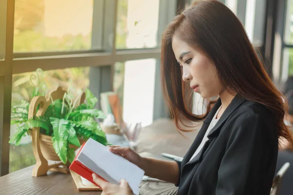 Asiatique femme lecture un livre pour détente  . — Photo