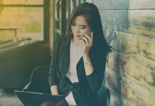 Flou et soft focus des femmes d'affaires asiatiques en utilisant un ordinateur portable et — Photo